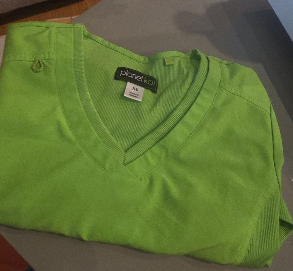 KOI PLANET Lime Green Scrub Set